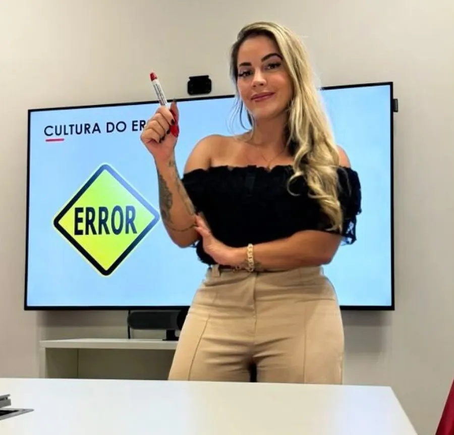 Paula Abou apresentando uma palestra sobre cultura do erro