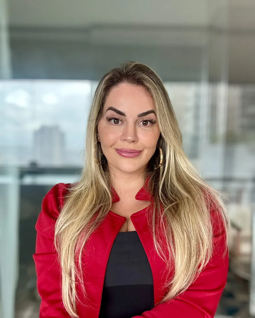 Retrato de Paula Abou de blazer vermelho